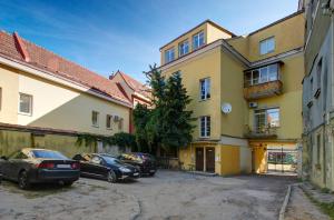 un grupo de coches estacionados frente a un edificio en German18-3B Luxury Vilnius apartment, en Vilna