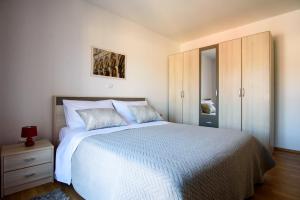 Ένα ή περισσότερα κρεβάτια σε δωμάτιο στο California Apartments +60 φωτογραφίες