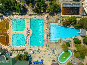 Bazén v ubytování Hunguest Hotel Aqua Sol nebo v jeho okolí