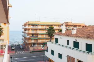 vistas a una calle con edificios y al océano en Hotel Tuto, en Torrevieja