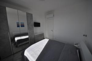 1 dormitorio con espejo y 1 cama. en Agriturismo Ca du Bega, en Arma di Taggia