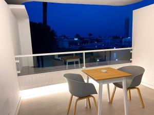 une chambre avec une table, deux chaises et une fenêtre dans l'établissement Apartamento Tamarán 105, à Playa del Ingles