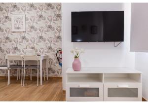 A television and/or entertainment centre at Apartamento Felisa A