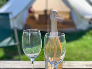 Nápoje v ubytování Home Farm Radnage Glamping Bell Tent 1, with Log Burner and Fire Pit