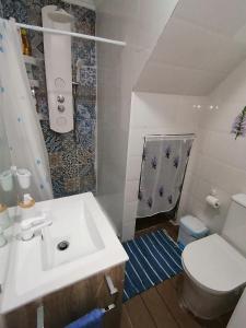 łazienka z białą umywalką i toaletą w obiekcie Habitaciones Casa Santander Playa Valdenoja w mieście Santander +35 zdjęć