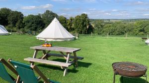 En hage utenfor Home Farm Radnage Glamping Bell Tent 1, with Log Burner and Fire Pit
