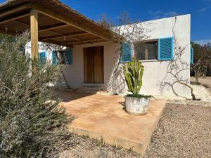 una casa con una maceta delante de ella en Casa Rustick, en Sant Francesc Xavier