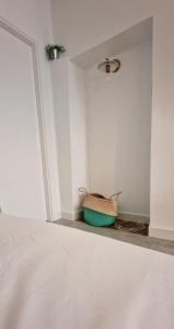 a corner of a room with a basket on the floor at El 34 in Lorca