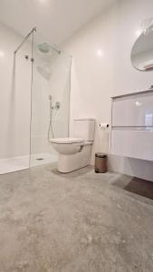 een witte badkamer met een toilet en een douche bij El 34 in Lorca