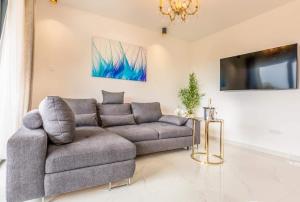 uma sala de estar com um sofá e uma televisão em ŽIŽI exclusive apartments em Tučepi
