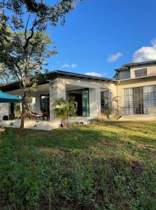 una casa con un gran patio en Leopards Hill, Lusaka family home in beautiful nature en Mwambula