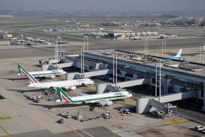 un aeroporto con due aeroplani parcheggiati in un aeroporto di Il rifugio del Capitano a Bari