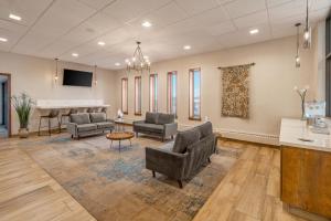 A seating area at Grand Williston Hotel and Conference Center