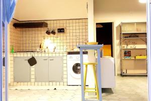 une cuisine avec un lave-linge et un lave-linge dans l'établissement Al Capo, à Acireale