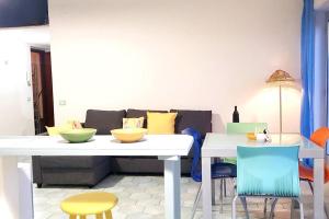une salle à manger avec une table et des chaises blanches dans l'établissement Al Capo, à Acireale
