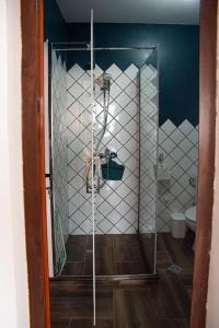 ein Bad mit einer Dusche und einem WC in der Unterkunft Studio Panagyurishte in Panagjurischte