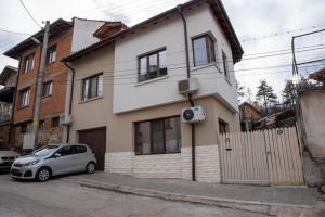 un coche aparcado frente a una casa en Studio Panagyurishte, en Panagyurishte