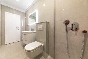 Et badeværelse på Luxury 2 etage apartment with private heated pool + 25 billeder