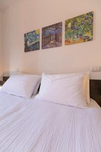 City Centre Free parking 168 في فيرونا: غرفة نوم مع وسادتين بيضاء على سرير