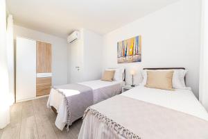 En eller flere senge i et værelse på Luxury 2 etage apartment with private heated pool