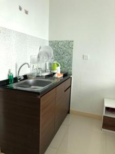 Eldhús eða eldhúskrókur á BORNEOBAY CITY Apartment near Balikpapan Plaza