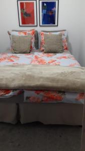 een groot bed met bloemenlakens en kussens bij Villa Marija in Opatija