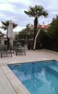 een zwembad met twee banken en een glijbaan bij Villa Marija in Opatija +10 foto's