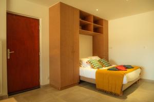 een slaapkamer met een bed en een boekenplank bij Magnifique appartement de type loft en front de mer avec vue, parking et WiFi in Argelès-sur-Mer