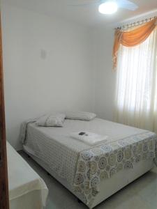 um quarto com uma cama e uma janela em Cs6 Casa de 3 Quartos a 15min de Curitiba em Campina Grande do Sul