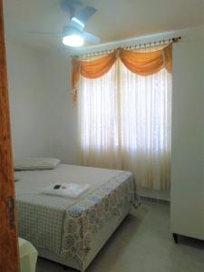 een slaapkamer met een bed en een raam bij Cs6 Casa de 3 Quartos a 15min de Curitiba in Campina Grande do Sul