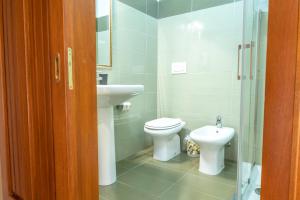 La salle de bains est pourvue de toilettes et d'un lavabo. dans l'établissement B&B a due passi dal mare, à Marina di Caulonia