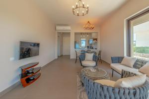 TV a/nebo společenská místnost v ubytování NEW! Gouna, Cyan Cozy 3BR Townhouse Lagoon & Pool