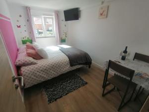 Łóżko lub łóżka w pokoju w obiekcie Habitaciones Casa Santander Playa Valdenoja
