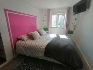 Łóżko lub łóżka w pokoju w obiekcie Habitaciones Casa Santander Playa Valdenoja