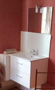 ein Badezimmer mit einem weißen Waschbecken und einem Spiegel in der Unterkunft APPARTEMENT INDEPENDANT DANS MAISON PARTICULIERE in Bayet