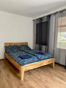 1 dormitorio con 1 cama en una habitación con ventana en Zen Garden Szajki Tavak, en Hosszúpereszteg