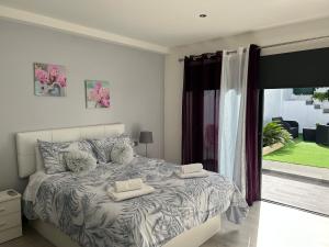 1 dormitorio con 1 cama con 2 toallas en CASA BEATRIZ, en La Orotava