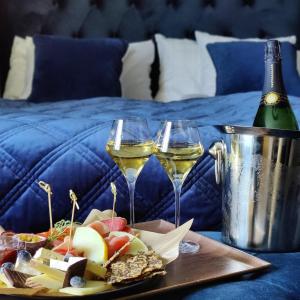 dois copos de vinho e um prato de comida numa mesa em Aurum Hotel em Skellefteå