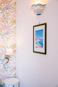 una camera con un'immagine appesa al muro e una lampada di Al Borgo Torello a Ravello