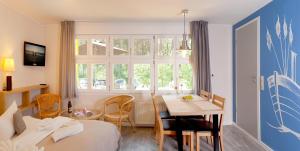 Schlafzimmer mit einem Bett, einem Tisch und einem Fenster in der Unterkunft Ferienhaus Wolters in Ostseebad Karlshagen