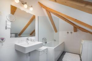 Kúpeľňa v ubytovaní Romantic Attic Apartment + 27 fotografií