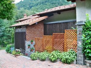 a house with a fence with a bunch of bananas at B&B IL GERLO in Casargo