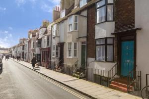 una calle de casas con puertas azules en una calle de la ciudad en The Artist House en Brighton & Hove