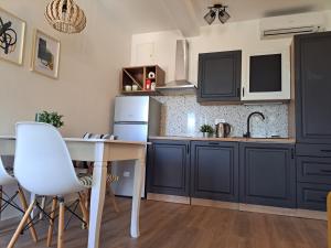 Kuchyň nebo kuchyňský kout v ubytování Apartment Karlo