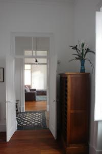 a living room with a potted plant on top of a cabinet at Casas Adentro in Faro