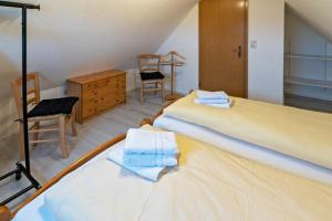 Postel nebo postele na pokoji v ubytování Ferienhaus-Lucy