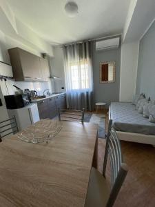 a kitchen and a living room with a dining table at Lamezia Park Apartments in Lamezia Terme