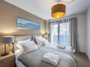 Giường trong phòng chung tại Penthouse à Megève avec Jacuzzi, Sauna, Piscine & Salle de Sport - FR-1-569-27 +9 ảnh