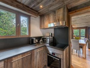 Kuchyňa alebo kuchynka v ubytovaní Appartement chaleureux proche pistes de ski et golf à Megève - FR-1-569-67