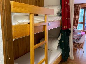 pokój z łóżkiem piętrowym z 2 łóżkami piętrowymi w obiekcie Bel appartement à Morzine, 2 chambres, proche centre, 6 pers, balcon, parking - FR-1-524-116 w mieście Morzine
